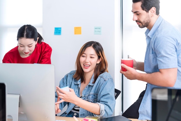 Reputation eines Unternehmens: Büroteam reagiert auf Feedback in sozialen Medien