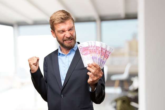 Person mit Daumen hoch und Geld in der Hand - Symbol für Gehaltserhöhung