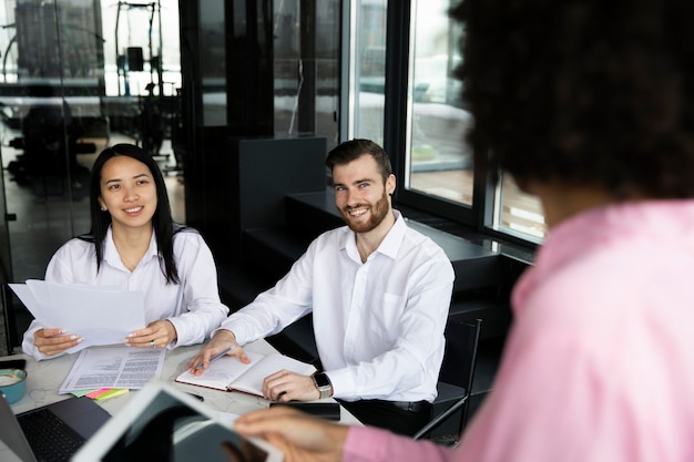 Vorgesetzter und Mitarbeiter besprechen Verbesserungspotenzial im Meetingraum.