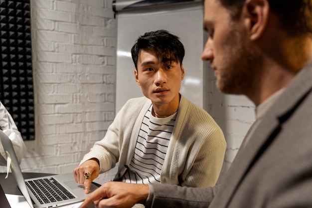 Informeller Mentor coacht junge Mitarbeiter im Büro