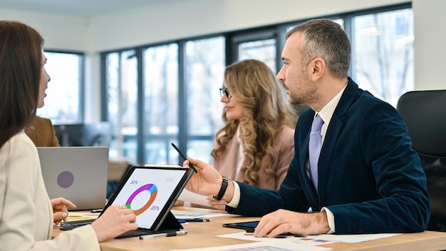 HR-Team diskutiert über Quality of Hire KPIs im Büro