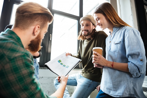 KMU-Arbeitgeber bespricht neue Marktstrategien mit dem Team