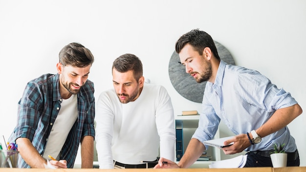 Teamwork und Zwischenbeurteilungen im Büro