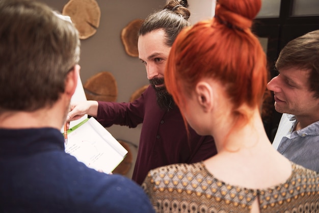 Arbeitgeber präsentiert Weiterbildungspläne in einem Meeting.