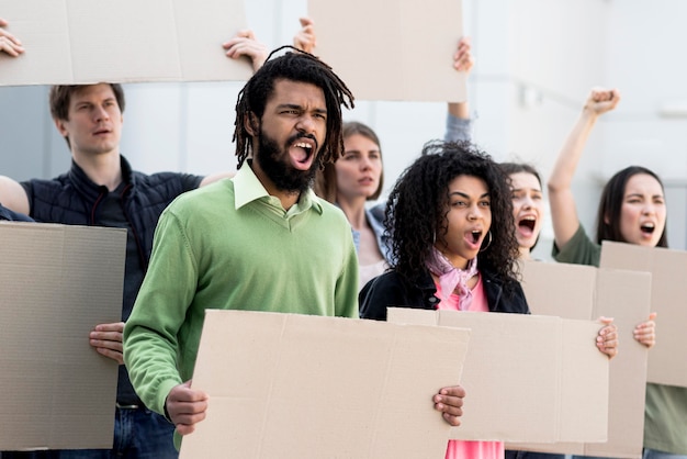 Gruppe von Gastarbeitern bei einem wilden Streik – Symbolbild für Protestaktionen von Arbeitskräften außerhalb der geltenden Rechtslage