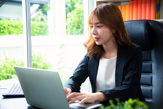 Digitalisierung von Lohnbescheinigungen am Arbeitscomputer