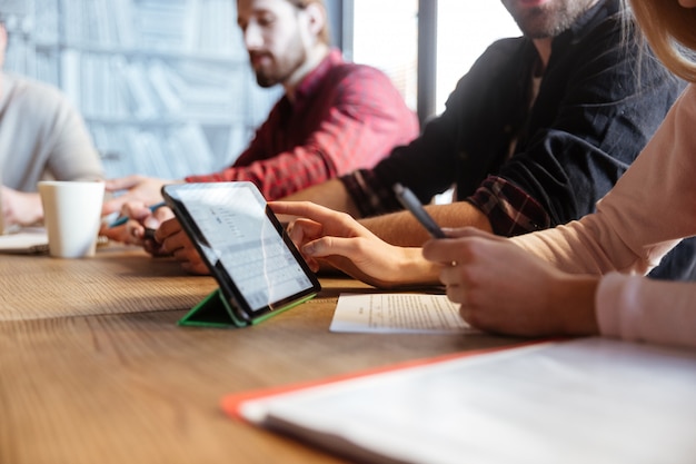Interaktives Berichtswesen auf einem digitalen Tablet im Meeting