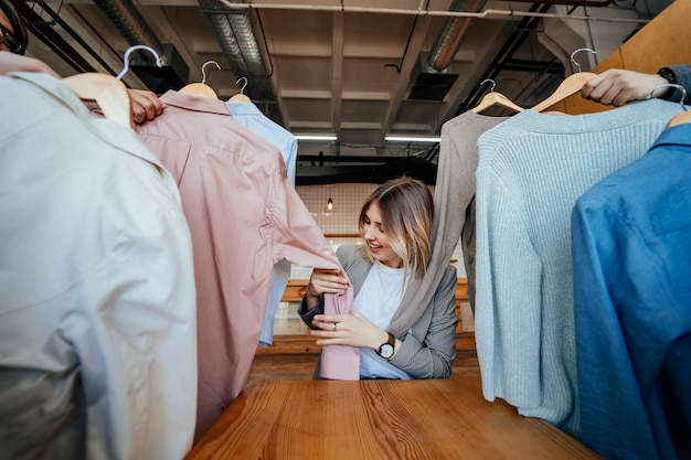 Dresscode Business: Mitarbeiter wählen geeignete Bürokleidung aus