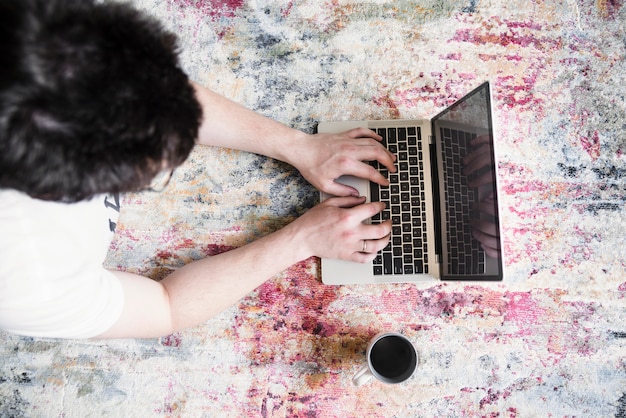 Foto einer Person, die an einem Laptop arbeitet, symbolisiert einen Midi-Job im Bereich der digitalen Medien.