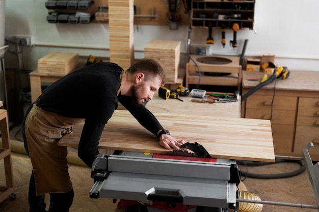Tischler bei Akkordarbeit in einer Werkstatt. - akkordlohn, arbeitsmenge, arbeitsentgelt.