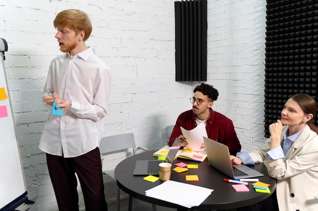 Führungskraft bespricht Ideenmanagement mit Mitarbeitenden