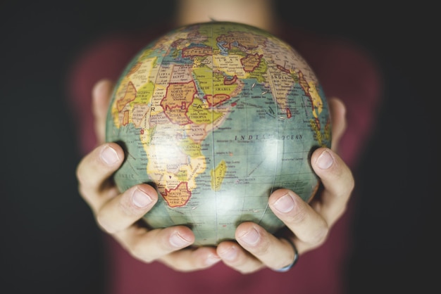 Bild von einem Weltkugelmodell: "Globaler Austausch"