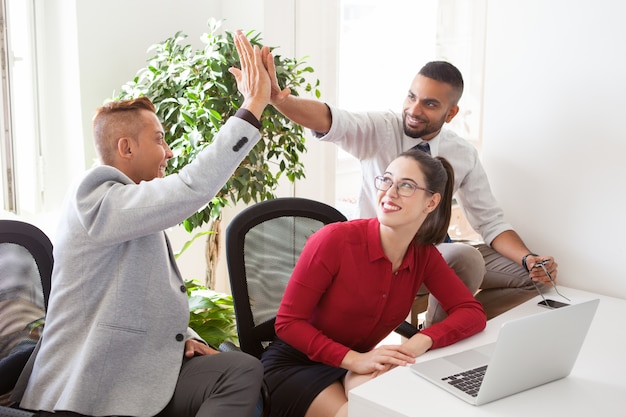 Büro mit positiver Atmosphäre gefördert durch Mitarbeiter-Wertschätzung