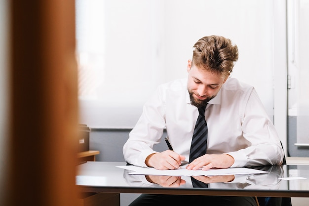 rahmentarifvertrag, tarifpartnern: Arbeitnehmer prüft seinen Manteltarifvertrag auf Arbeitszeit