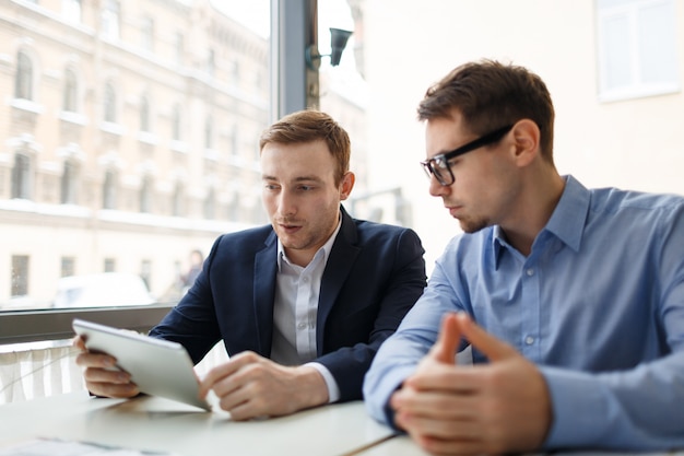 HR-Team analysiert eine neue Jobbeschreibung für eine Position