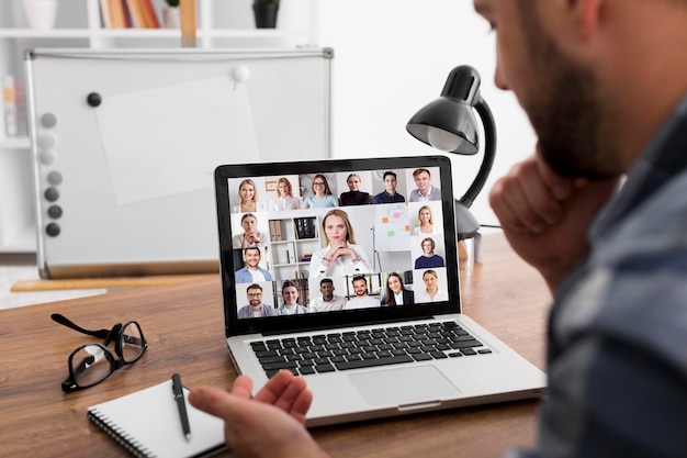 Team-Meeting per Video zur Förderung der homeoffice produktivität