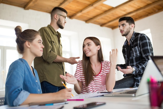 Gruppe diskutiert Ideen mit informellem Teamleiter